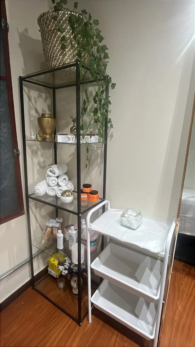 Detalhe da decoração do Espaço Maura Cunha — plantas, toalhas e produtos