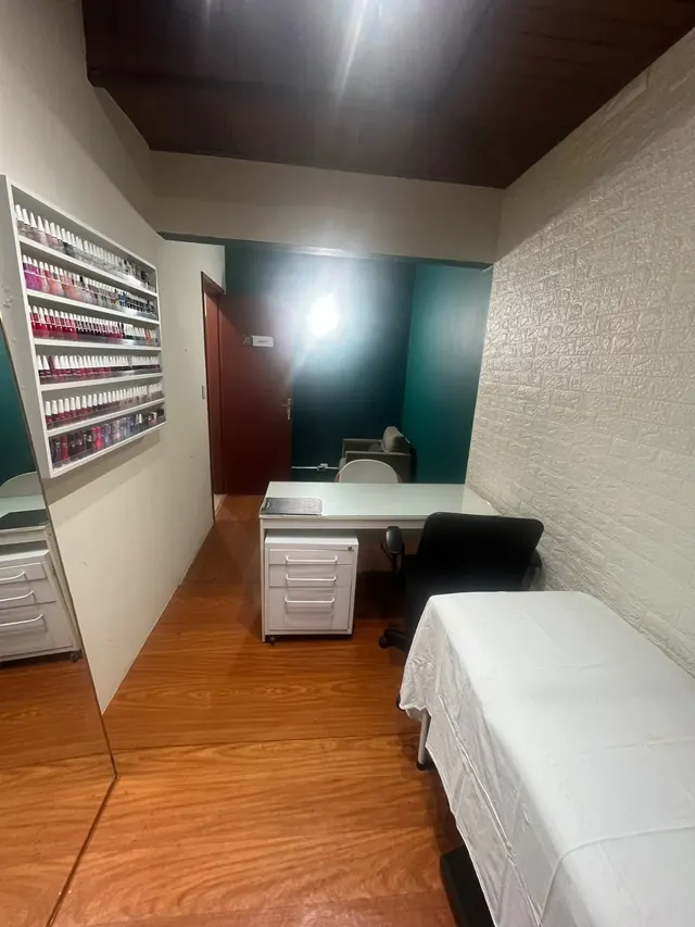 Outra sala do Espaço Maura Cunha, com espelho e bancada de atendimento