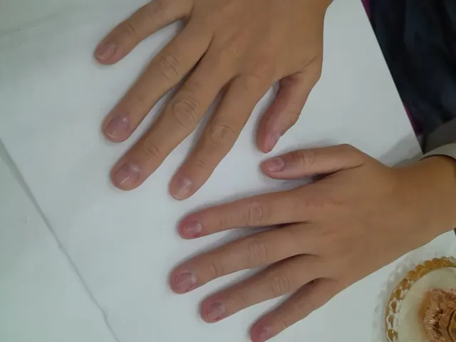 Manicure infantil, unhas naturais bem cuidadas — trabalho real do Espaço Maura Cunha