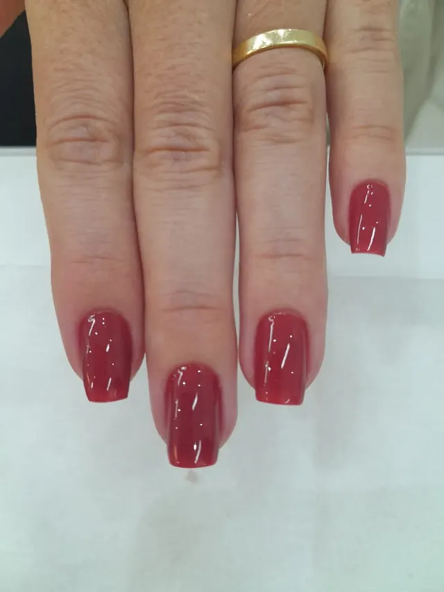 Esmaltação vinho em formato quadrado, trabalho real do Espaço Maura Cunha
