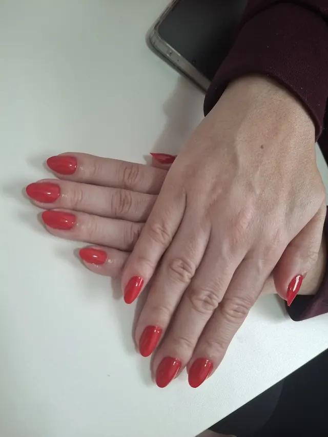 Manicure com esmaltação vermelha impecável, trabalho real do Espaço Maura Cunha