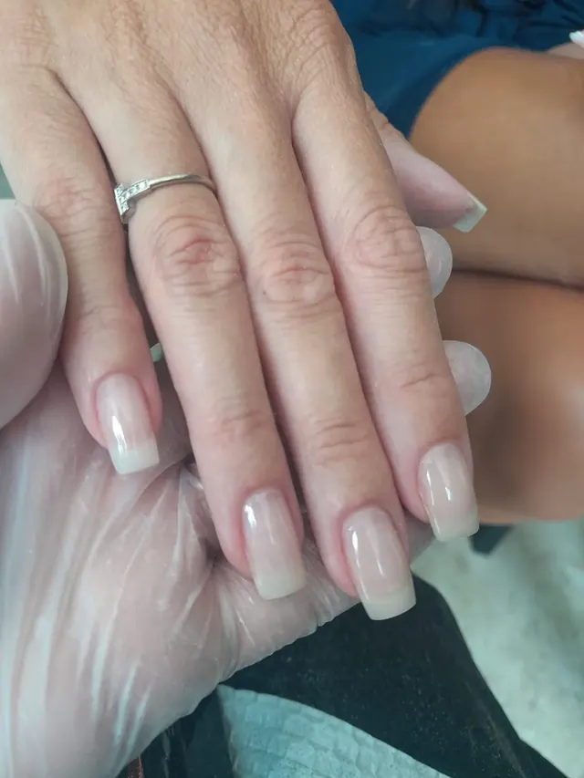 Banho em gel transparente sobre unha natural, trabalho real do Espaço Maura Cunha