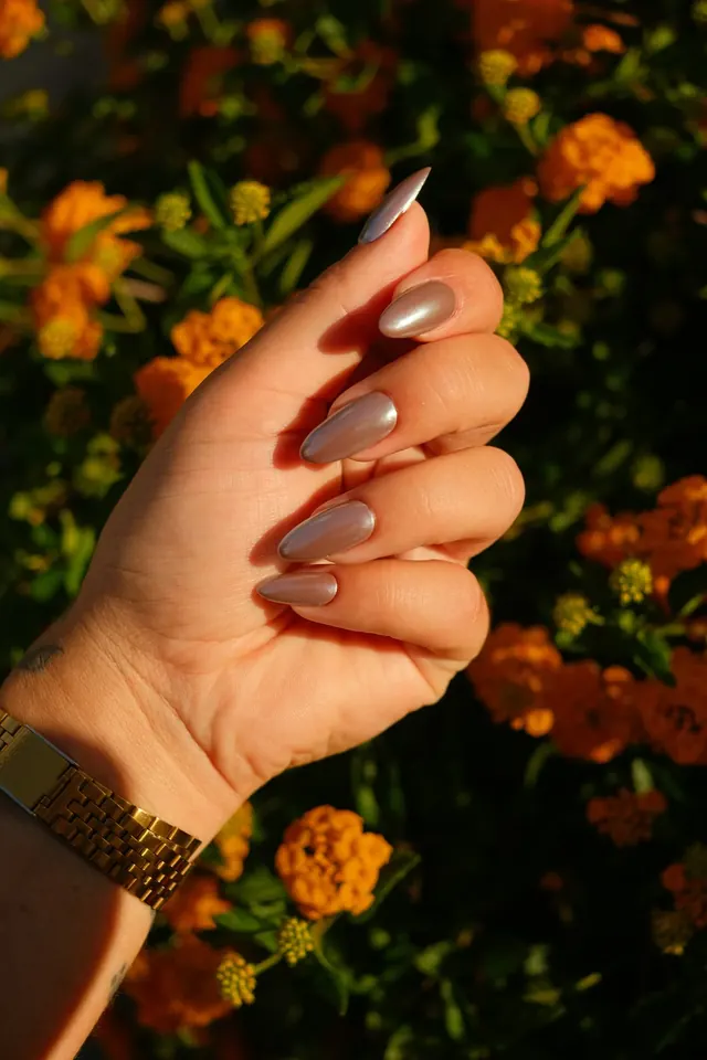 Unhas longas em formato amêndoa, extensão em gel em tom nude