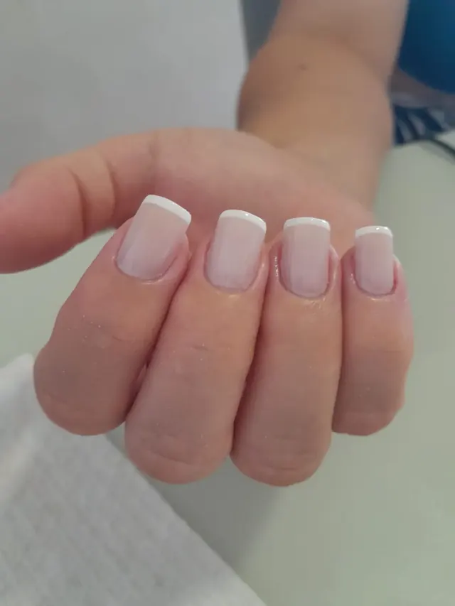 Manicure tradicional em francesinha branca, trabalho real do Espaço Maura Cunha